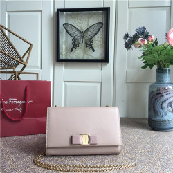 FERRAGAMO 페레가모 체인 숄더백 21CM 22B558-2