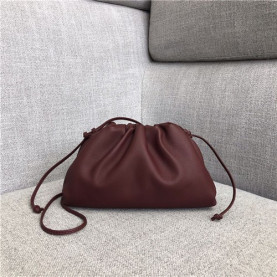 BOTTEGA VENETA 보테가베네타 버터카프 파우치백 미듐 585852